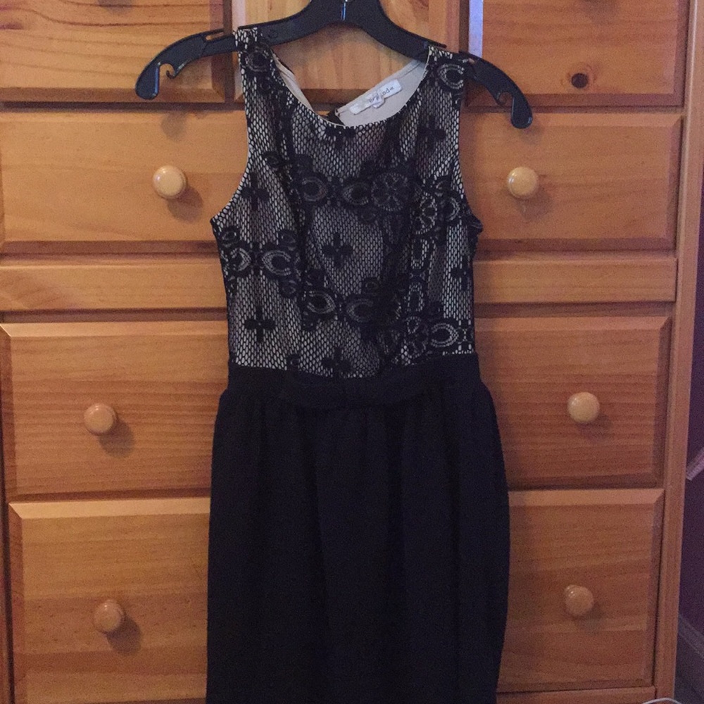 Stylish Black & Cream Colored Dress!